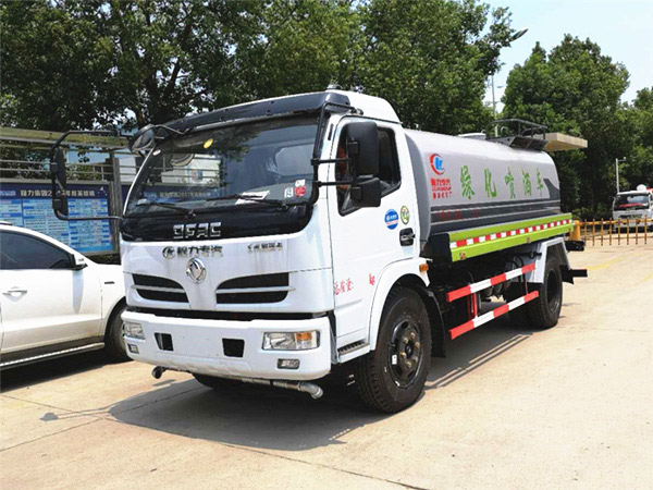 国五东风福瑞卡8吨洒水车